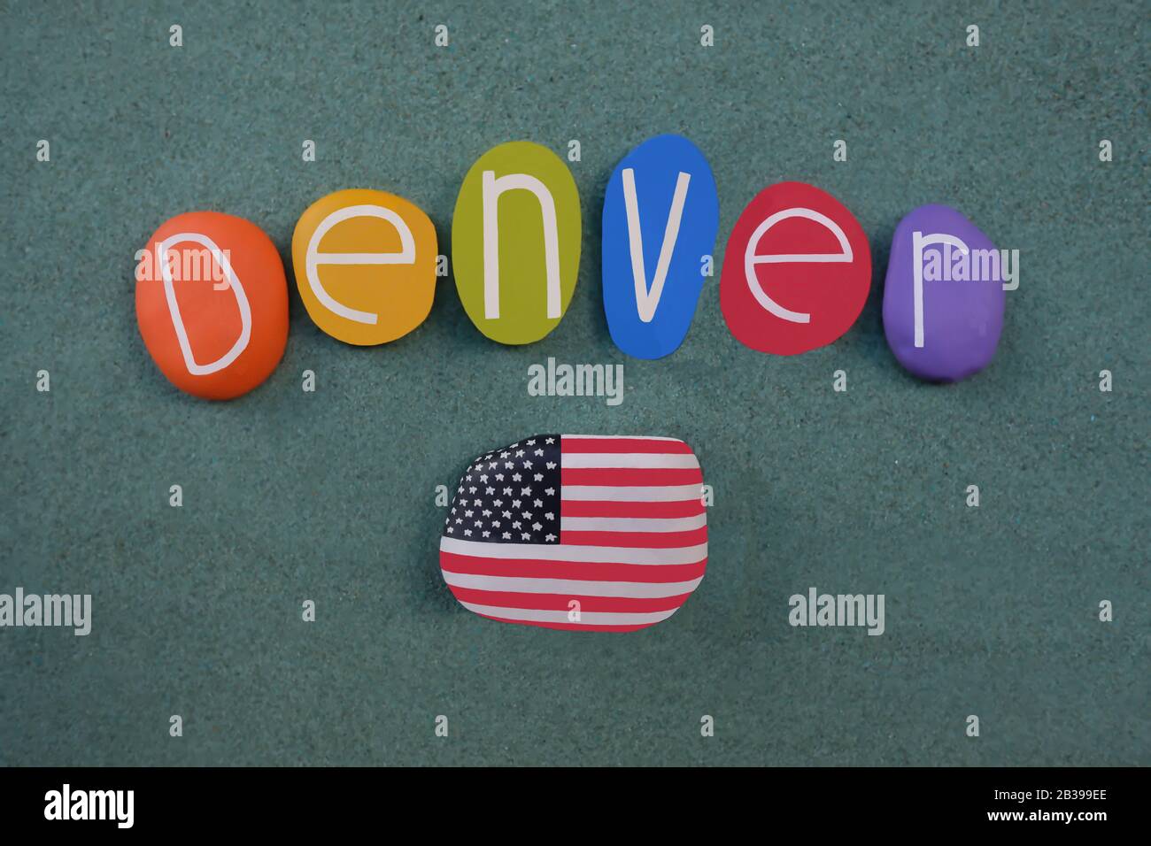 Composizione creativa per un souvenir unico della capitale dello stato del Colorado, Denver con lettere in pietra dipinta a mano e La bandiera Usa sul design Foto Stock