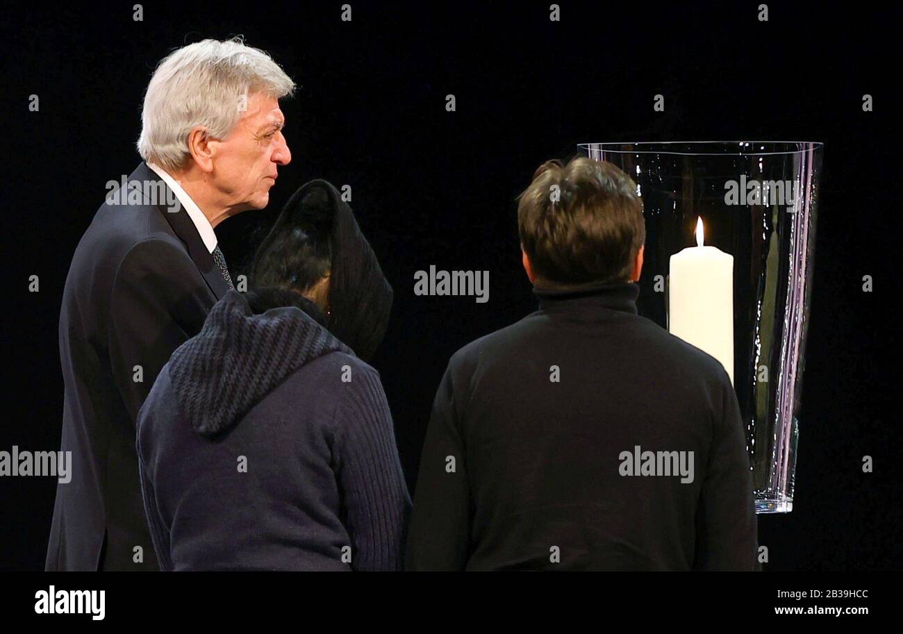 Hanau, Germania. 04th Mar, 2020. Volker Bouffier (l), primo ministro di Assia, e i parenti delle vittime depongono fiori al servizio memoriale per le vittime dell'attacco di Hanau nel Parco del Congresso Hanau (CPH). Nell'attacco razzista, un tedesco di 43 anni aveva ucciso e ucciso nove persone con radici straniere la sera del 19 febbraio. Il marksman sportivo si dice anche di aver ucciso sua madre prima di prendere la sua vita. Credito: Kai Pfaffenbach/Reuters-Pool/Dpa/Alamy Live News Foto Stock