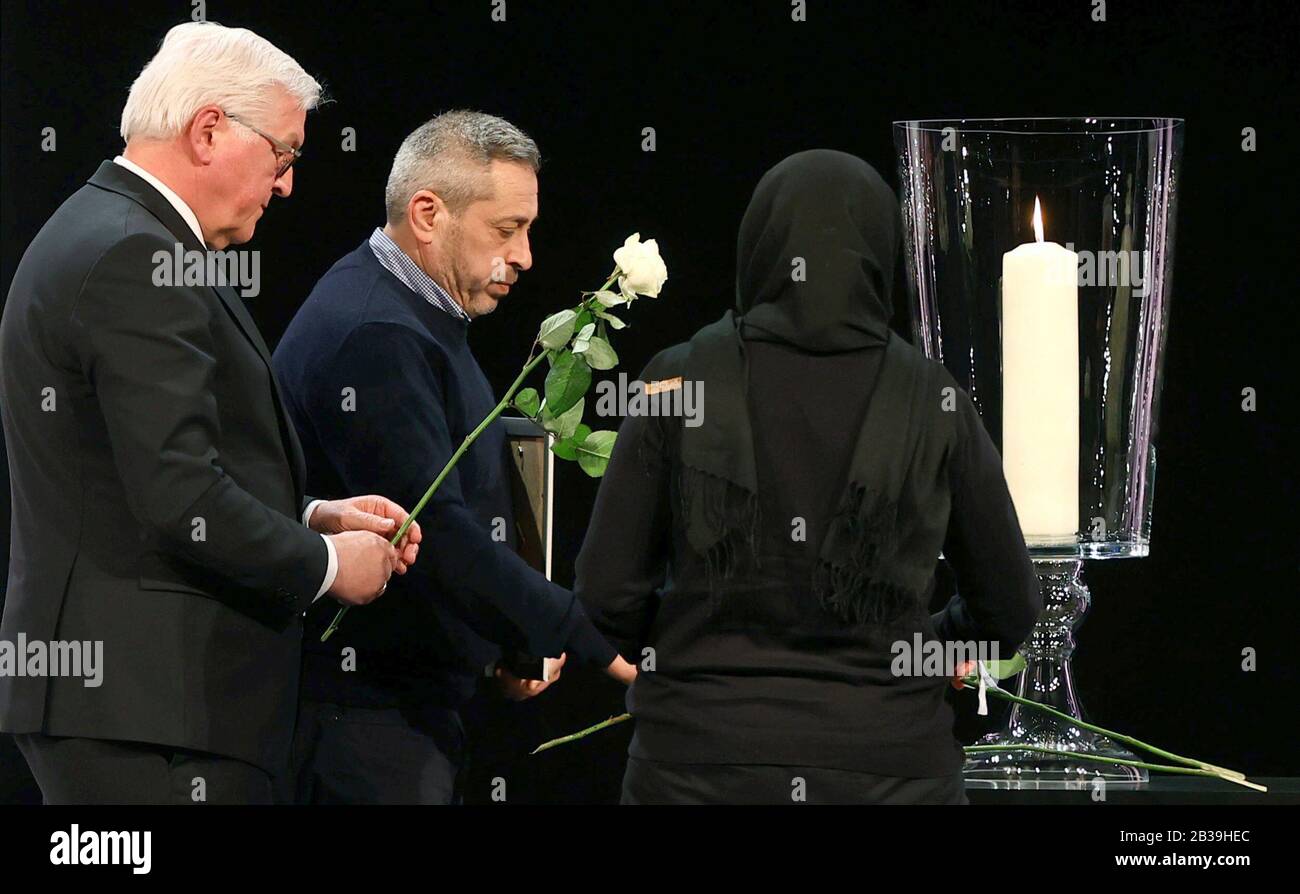 Hanau, Germania. 04th Mar, 2020. Il Presidente federale Frank-Walter Steinmeier (l) e i parenti delle vittime depongono fiori nel Parco del Congresso Hanau (CPH) al servizio commemorativo per le vittime dell'attacco di Hanau. Nell'attacco razzista, un tedesco di 43 anni aveva ucciso e ucciso nove persone con radici straniere la sera del 19 febbraio. Il marksman sportivo si dice anche di aver ucciso sua madre prima di prendere la sua vita. Credito: Kai Pfaffenbach/Reuters-Pool/Dpa/Alamy Live News Foto Stock