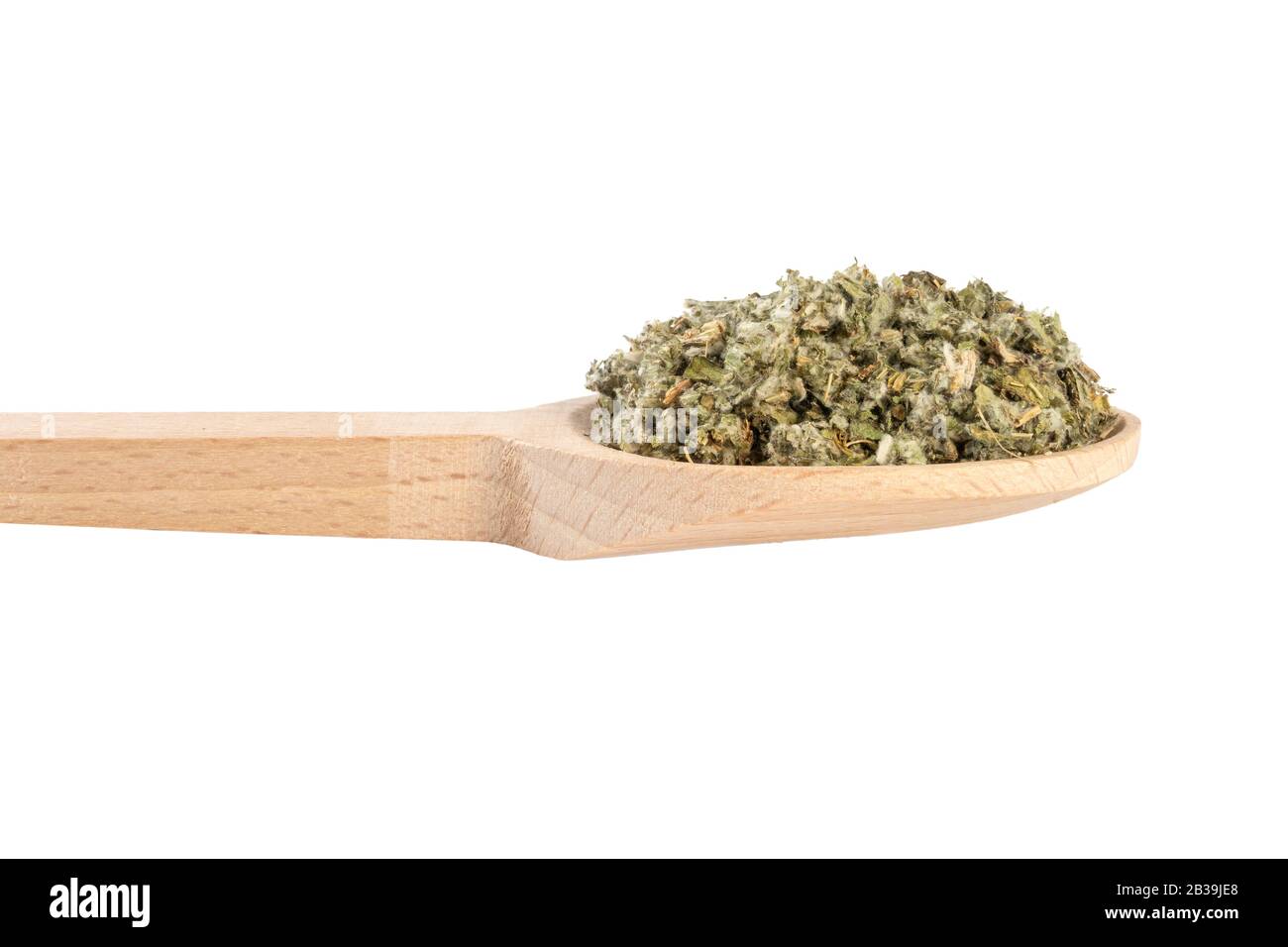 Foglie di carciofo essiccate o in latino Cynarae folium in cucchiaio di legno isolato su sfondo bianco. Erbe curative medicinali. Medicina a base di erbe. Alternativa Foto Stock