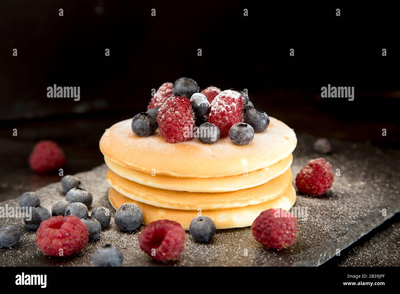 Frittelle con frutti di bosco, cioccolato bianco e crema di latte Foto Stock