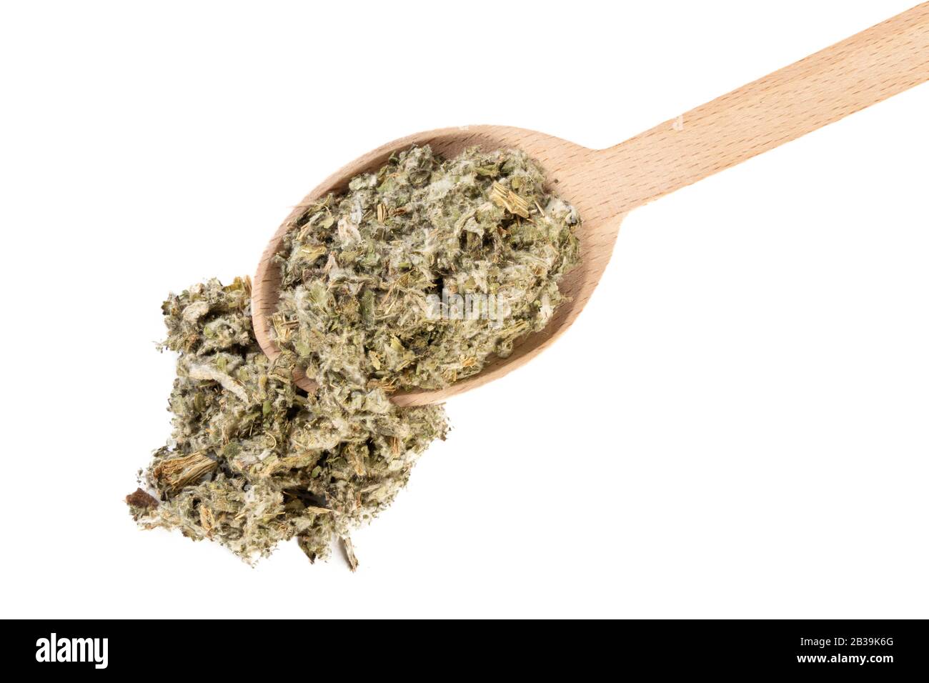 Foglie di carciofo essiccate o in latino Cynarae folium in cucchiaio di legno isolato su sfondo bianco. Erbe curative medicinali. Medicina a base di erbe. Alternativa Foto Stock