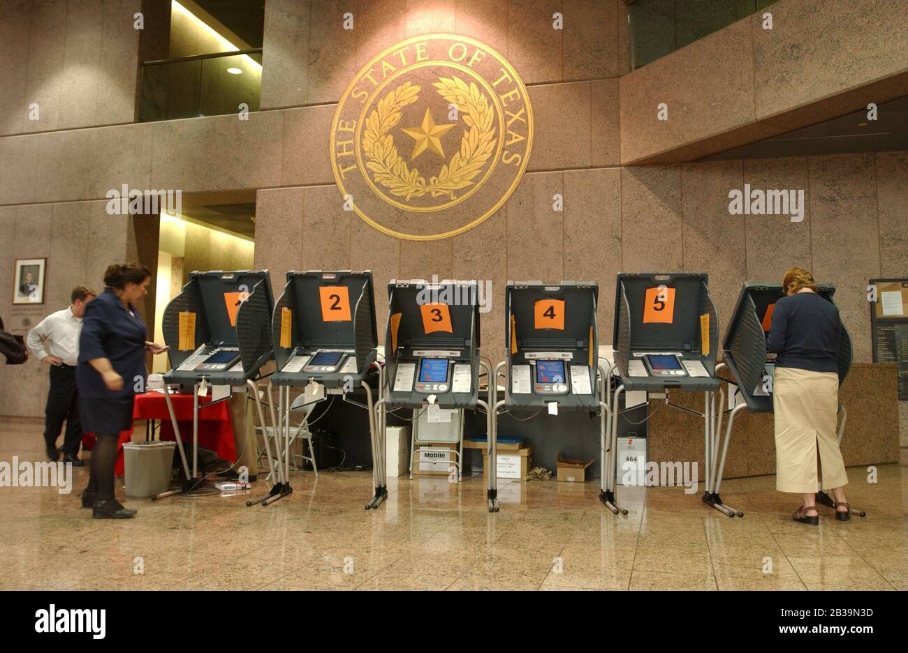 Austin, TX 3 marzo 2004: I texani che esercitano il privilegio di voto anticipato presso l'edificio degli uffici statali William B. Travis per il 9 marzo primario. ©Bob Daemmrich Foto Stock