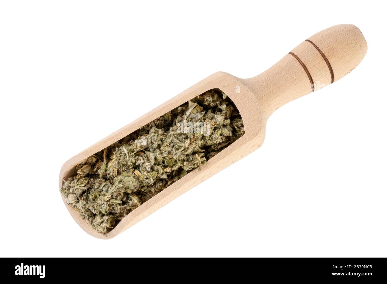 Foglie di carciofo essiccate o in latino Cynarae folium in paletta di legno isolato su sfondo bianco. Erbe curative medicinali. Medicina a base di erbe. Alternativa Foto Stock