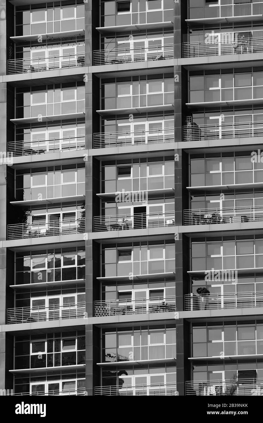 Finestre multiple su un grande edificio di appartamenti Foto Stock