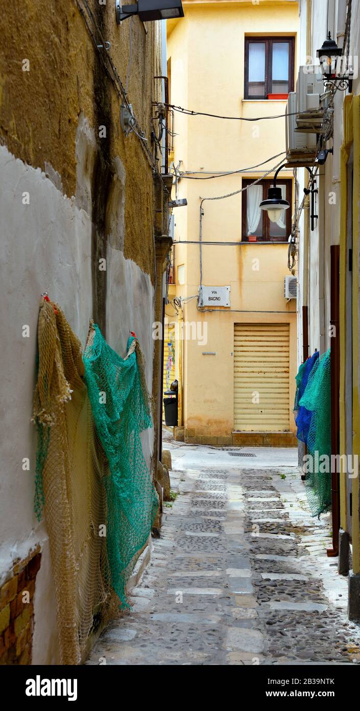 Reti da pesca nei vicoli del centro storico di Mazara del Vallo Sicilia Italia Foto Stock