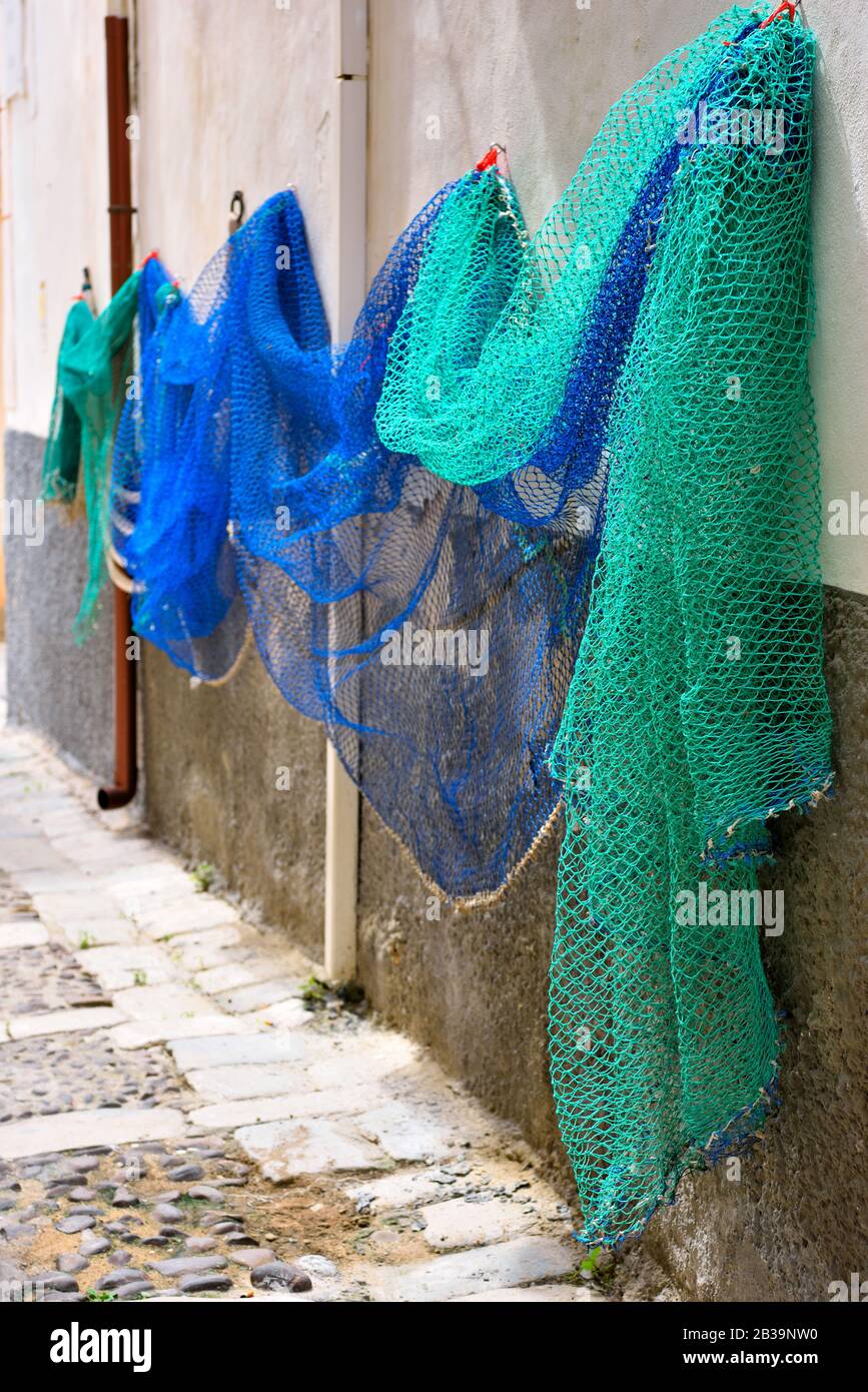 Reti da pesca nei vicoli del centro storico di Mazara del Vallo Sicilia Italia Foto Stock