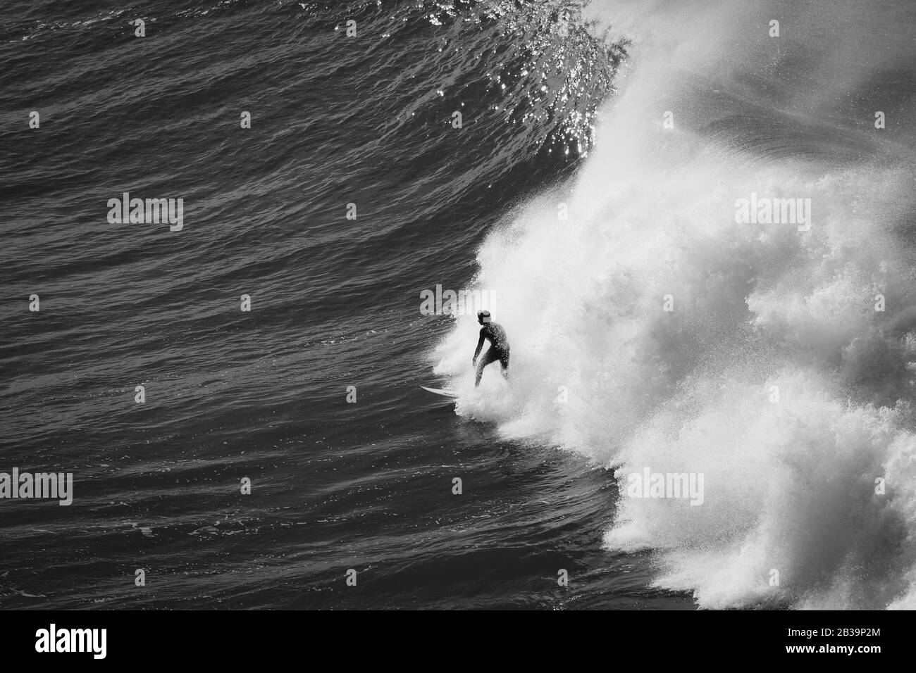 Surfer il blu oceano onda Foto Stock