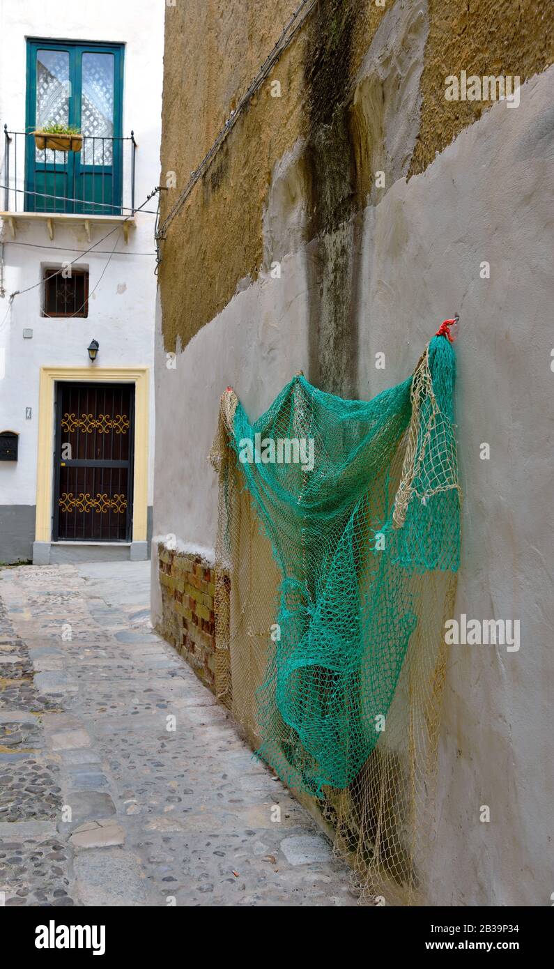 Reti da pesca nei vicoli del centro storico di Mazara del Vallo Sicilia Italia Foto Stock