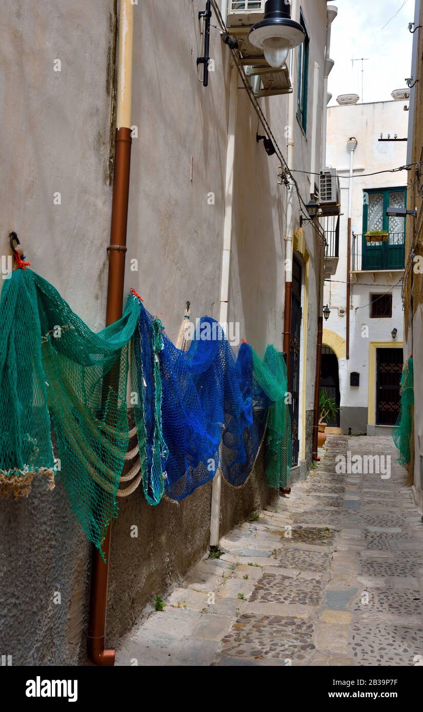 Reti da pesca nei vicoli del centro storico di Mazara del Vallo Sicilia Italia Foto Stock
