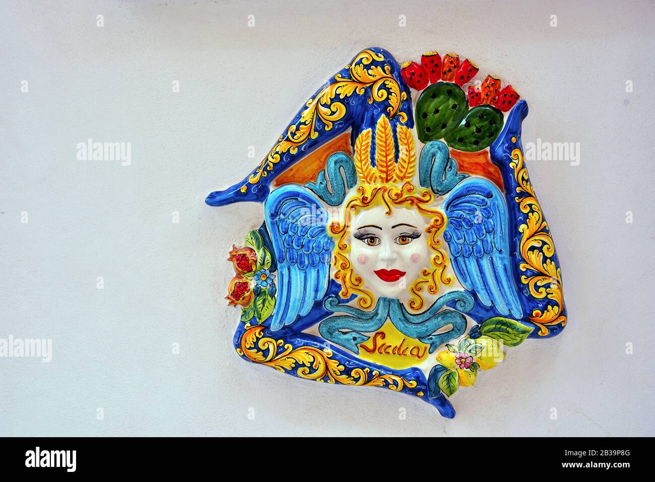 Ceramica colorata dipinta da anonimo artista per abbellire il centro storico della città Mazara del Vallo Sicilia Foto Stock