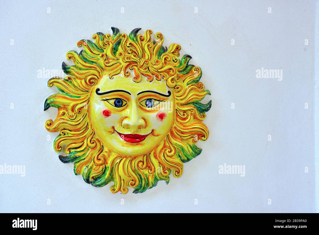 Ceramica colorata dipinta da anonimo artista per abbellire il centro storico della città Mazara del Vallo Sicilia Foto Stock