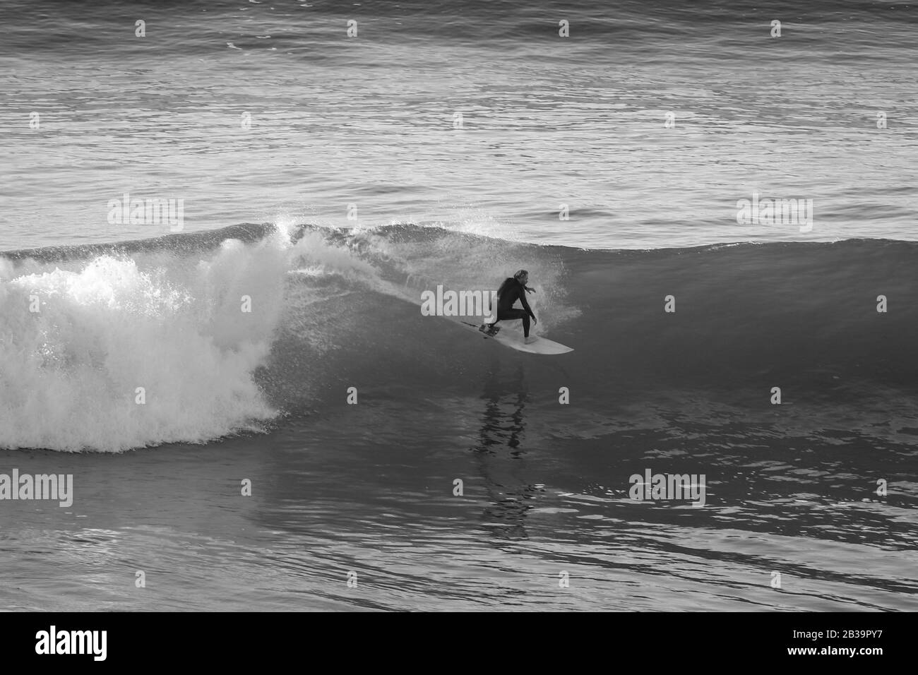 Surfista Su Blue Ocean Wave . Surf spot a Ericeira Portogallo Foto Stock