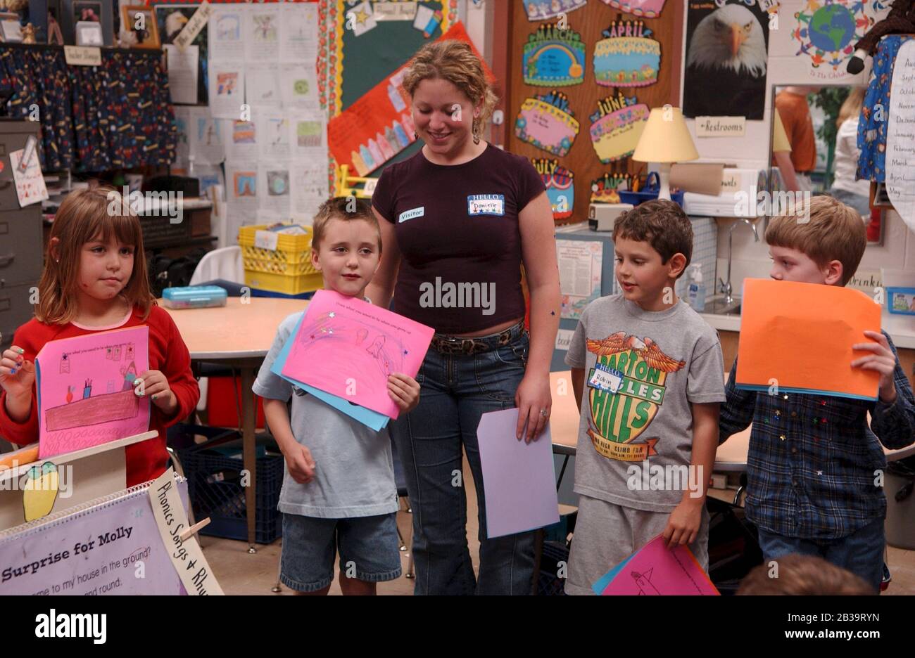 Austin Texas USA, maggio 2004: Istruzione superiore del college fa pratica che insegna in un'aula di primo grado. ©Bob Daemmrich Foto Stock