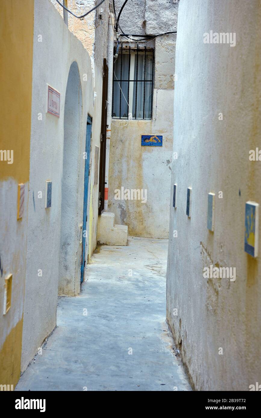 Il centro storico e le decorazioni in ceramica lungo il percorso per la mazara del vallo Sicilia Italia Foto Stock