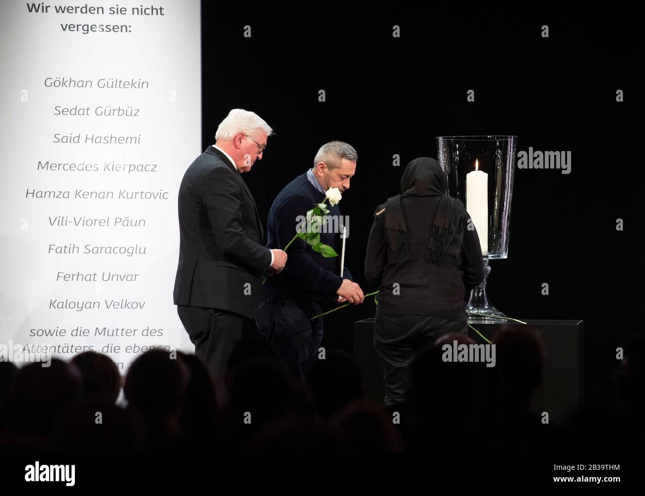 Hanau, Germania. 04th Mar, 2020. Il Presidente federale Frank-Walter Steinmeier (l) e i parenti delle vittime depongono fiori nel Parco del Congresso Hanau (CPH) al servizio commemorativo per le vittime dell'attacco di Hanau. Nell'attacco razzista, un tedesco di 43 anni aveva ucciso e ucciso nove persone con radici straniere la sera del 19 febbraio. Il marksman sportivo si dice anche di aver ucciso sua madre prima di prendere la sua vita. Credito: Boris Roessler/Dpa-Pool/Dpa/Alamy Live News Foto Stock