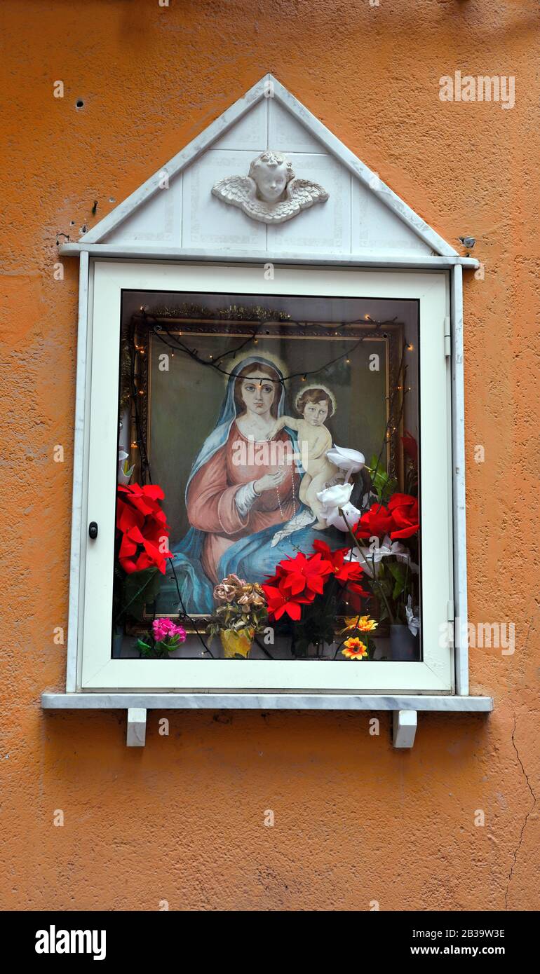 Edicola votiva in un vicolo del centro storico del villaggio Mazara del Vallo Sicilia Foto Stock