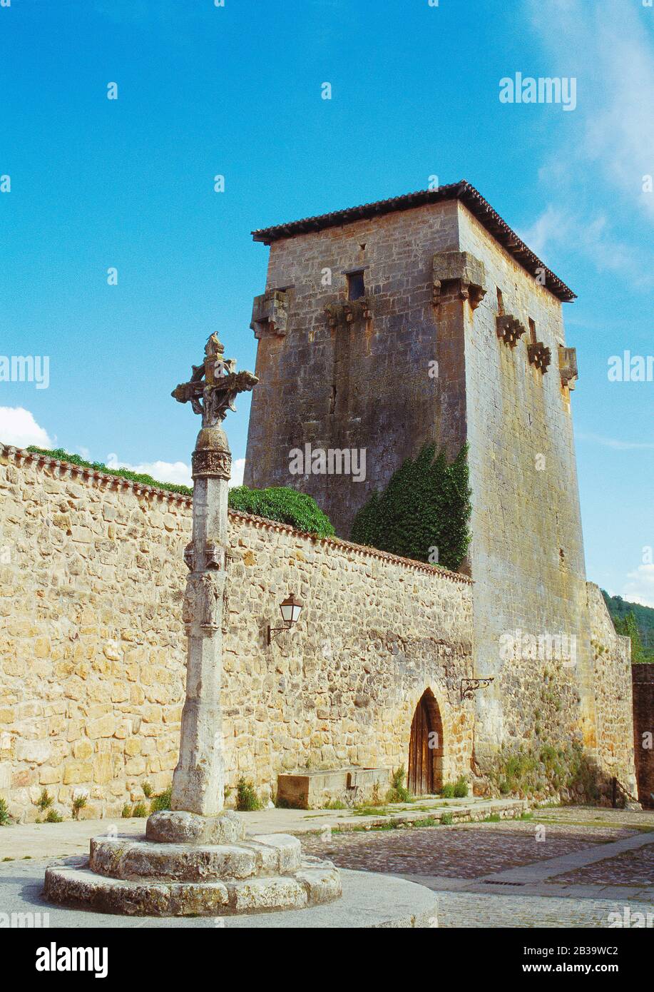Fernan Gonzalez torre. Covarrubias, provincia di Burgos, Castilla Leon, Spagna. Foto Stock