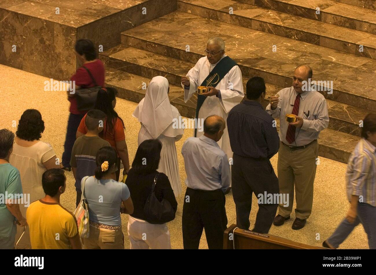 San Juan Texas USA, circa 2004: I cattolici ricevono comunione durante il servizio alla Basilica di nostra Signora del Valle, San Juan, Texas. ©Bob Daemmrich Foto Stock