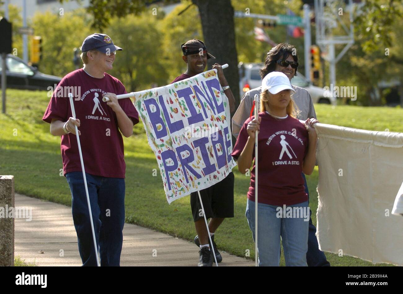 Austin, Texas 14 OTT 2004: White cane Safety Day per studenti non vedenti della Texas School per ciechi e ipovedenti, promuovendo la sicurezza nelle strade pubbliche per le persone con disabilità visive. ©Bob Daemmrich Foto Stock