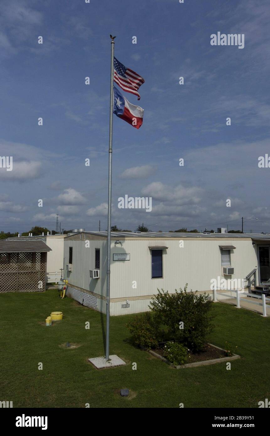 Del Valle, Texas ISA, ott. 25, 2004: Esterno del Centro di transizione di Austin, una casa a metà strada per i saloni che fanno il passaggio dalla prigione alla società. ©Bob Daemmrich Foto Stock