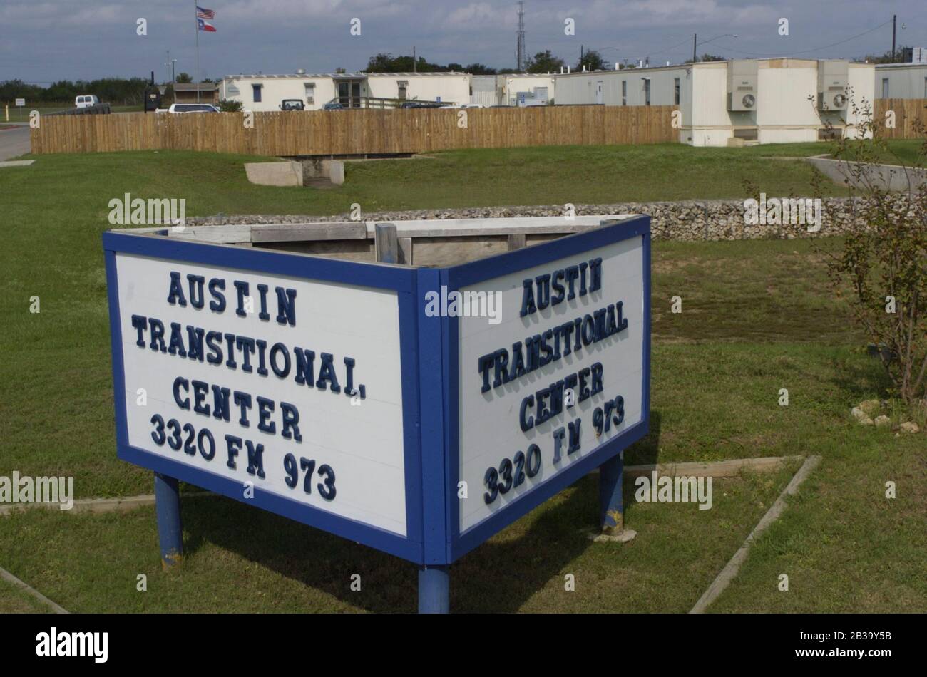 Del Valle, Texas ISA, ott. 25, 2004: Esterno del Centro di transizione di Austin, una casa a metà strada per i saloni che fanno il passaggio dalla prigione alla società. ©Bob Daemmrich Foto Stock