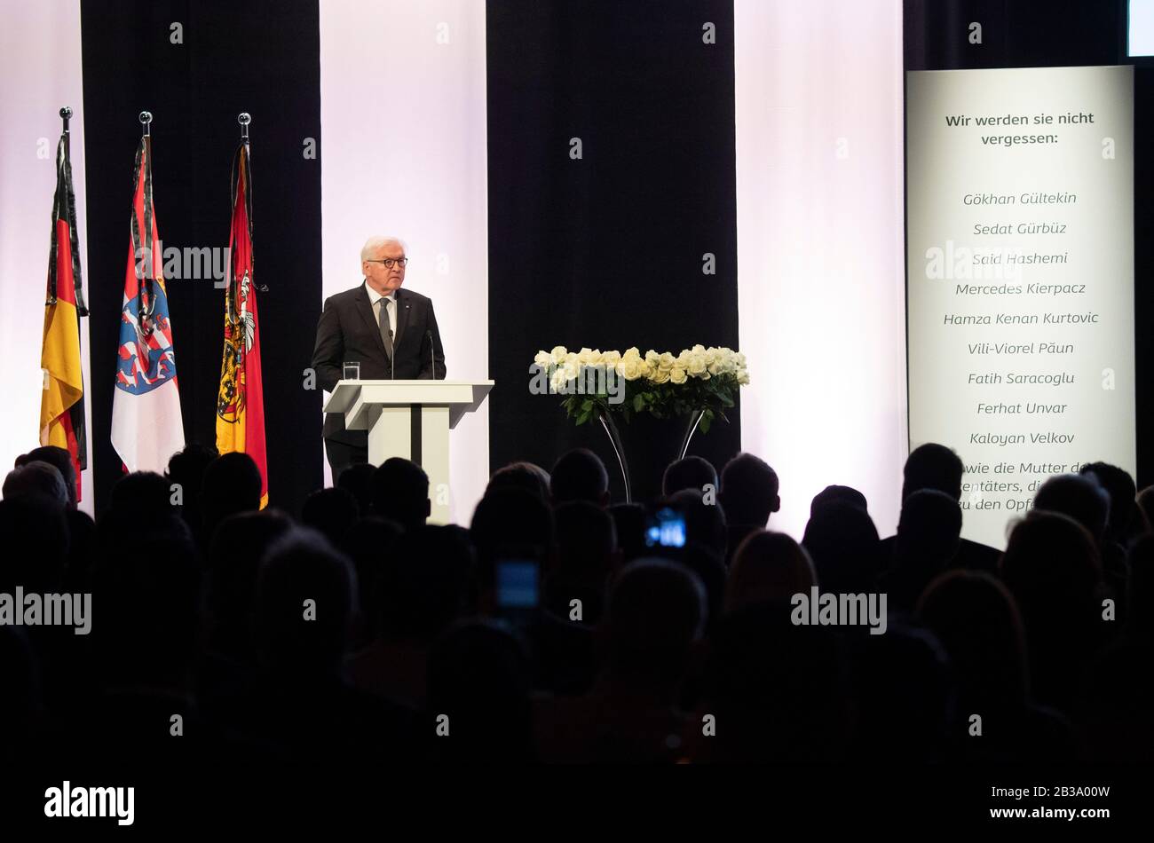 Hanau, Germania. 04th Mar, 2020. Il Presidente federale Frank-Walter Steinmeier parla al servizio commemorativo delle vittime dell'attacco contro Hanau nel Parco del Congresso Hanau (CPH). Nell'attacco razzista, un tedesco di 43 anni aveva ucciso e ucciso nove persone con radici straniere la sera del 19 febbraio. Il marksman sportivo si dice anche di aver ucciso sua madre prima di prendere la sua vita. Credito: Boris Roessler/Dpa-Pool/Dpa/Alamy Live News Foto Stock