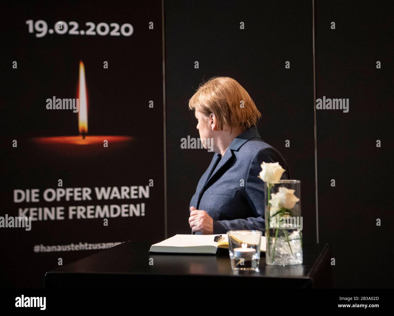 Hanau, Germania. 04th Mar, 2020. La cancelliera federale Angela Merkel (CDU) è alle spalle del libro delle condoglianze al servizio commemorativo per le vittime dell’attacco di Hanau nel Parco del Congresso di Hanau (CPH). Nell'attacco razzista, un tedesco di 43 anni aveva ucciso e ucciso nove persone con radici straniere la sera del 19 febbraio. Il marksman sportivo si dice anche di aver ucciso sua madre prima di prendere la sua vita. Credito: Boris Roessler/Dpa-Pool/Dpa/Alamy Live News Foto Stock