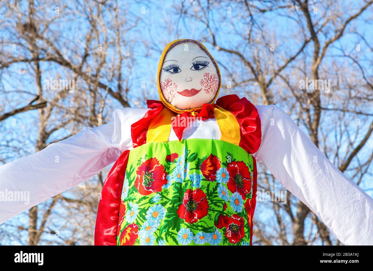 Samara, Russia - 1 Marzo 2020: Shrovetide In Russia. Grande bambola per il bruciore. La settimana Maslenitsa o Pancake è la festa slava che risale al Th Foto Stock