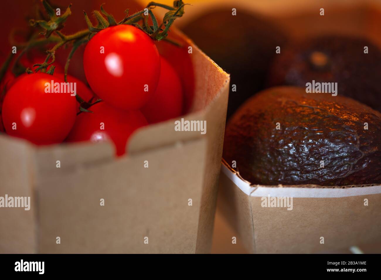 eco cartone confezionato pizzutello pomodori e avocados hass in frigo Foto Stock