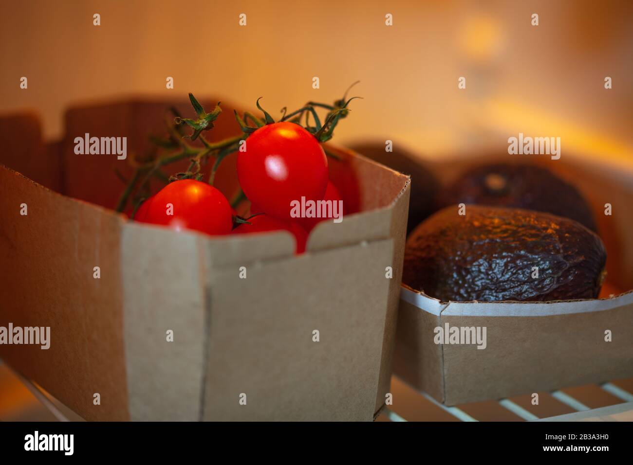 eco cartone confezionato pizzutello pomodori e avocados hass in frigo Foto Stock