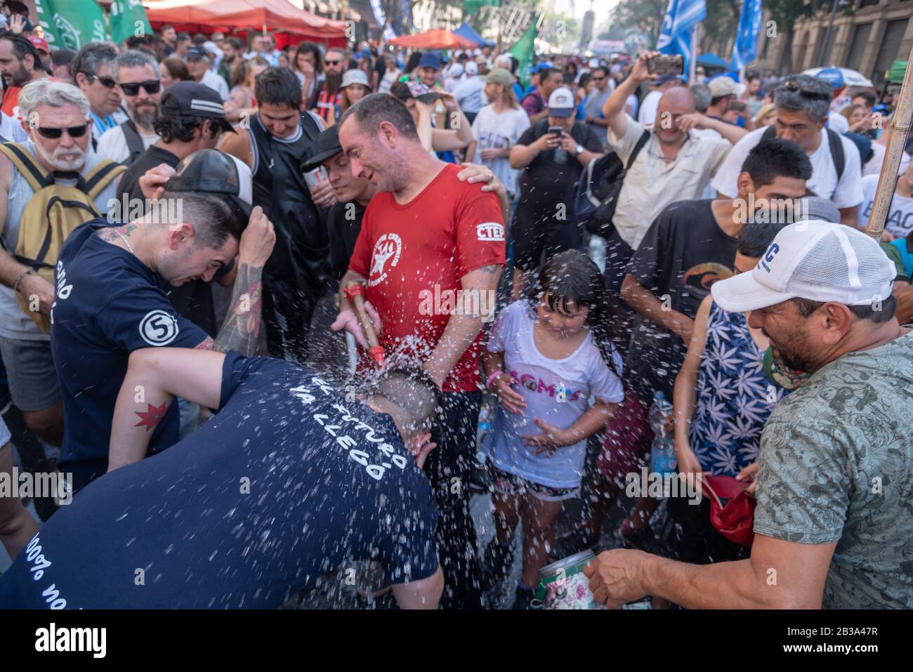 Buenos Aires, Argentina; 10 dicembre 2019: Vigili del fuoco che danno acqua in una calda giornata durante le mobilitazioni a sostegno e celebrazione per l'assunzione Foto Stock