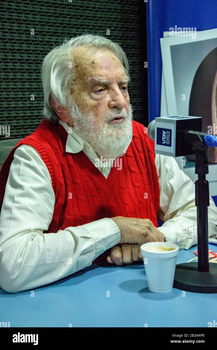 Storico revisionista argentino e difensore dei diritti umani Osvaldo Bayer in un'intervista a una stazione radio universitaria argentina Foto Stock