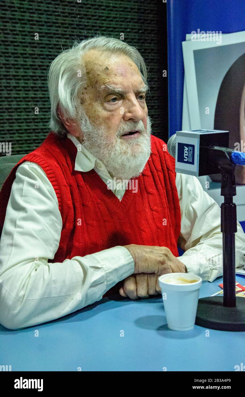 Storico revisionista argentino e difensore dei diritti umani Osvaldo Bayer in un'intervista a una stazione radio universitaria argentina Foto Stock