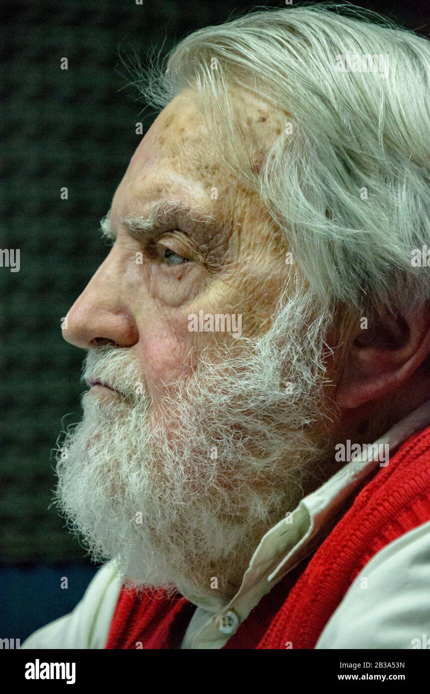 Storico revisionista argentino e difensore dei diritti umani Osvaldo Bayer in un'intervista a una stazione radio universitaria argentina Foto Stock