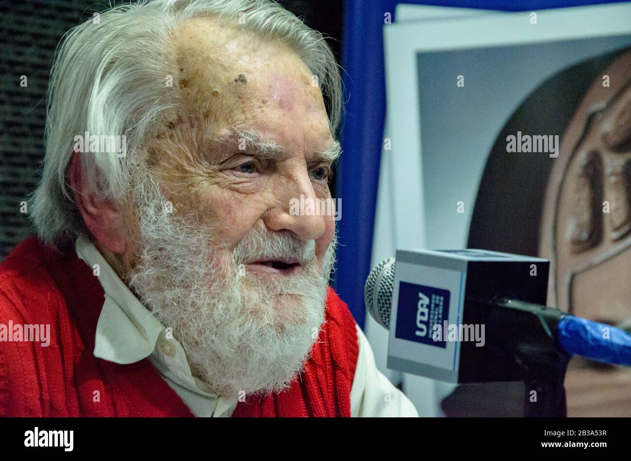 Storico revisionista argentino e difensore dei diritti umani Osvaldo Bayer in un'intervista a una stazione radio universitaria argentina Foto Stock