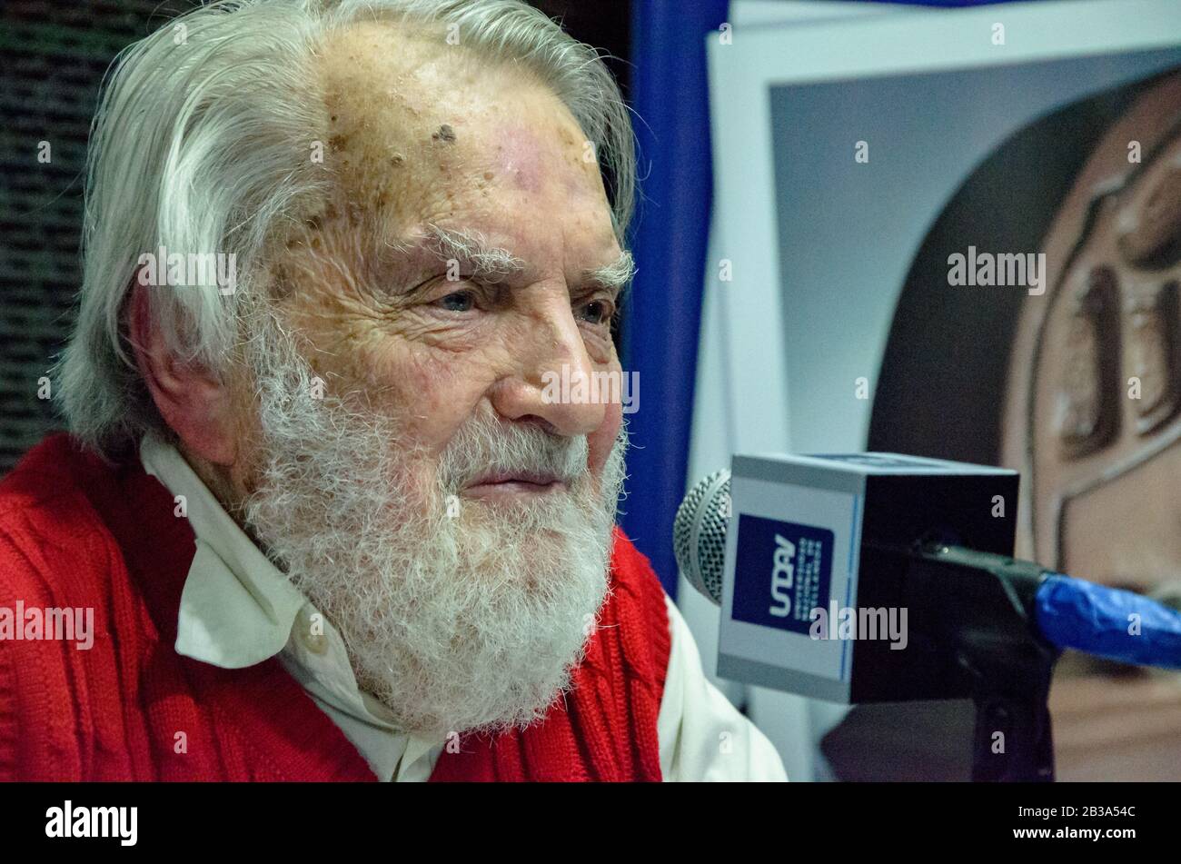 Storico revisionista argentino e difensore dei diritti umani Osvaldo Bayer in un'intervista a una stazione radio universitaria argentina Foto Stock