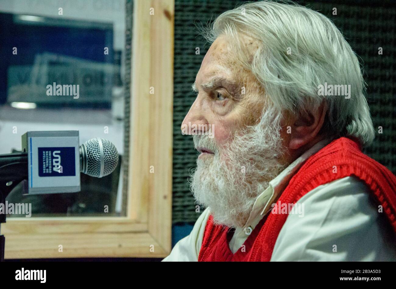 Storico revisionista argentino e difensore dei diritti umani Osvaldo Bayer in un'intervista a una stazione radio universitaria argentina Foto Stock