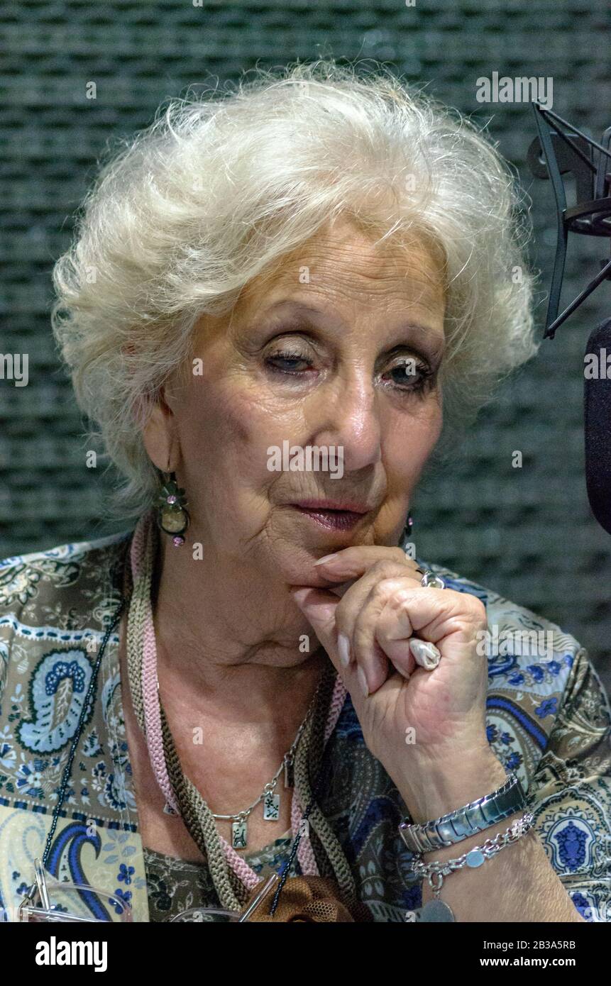 Il presidente delle nonne di Plaza de Mayo, Estela de Carlotto in un'intervista ad una stazione radio universitaria Argentina Foto Stock
