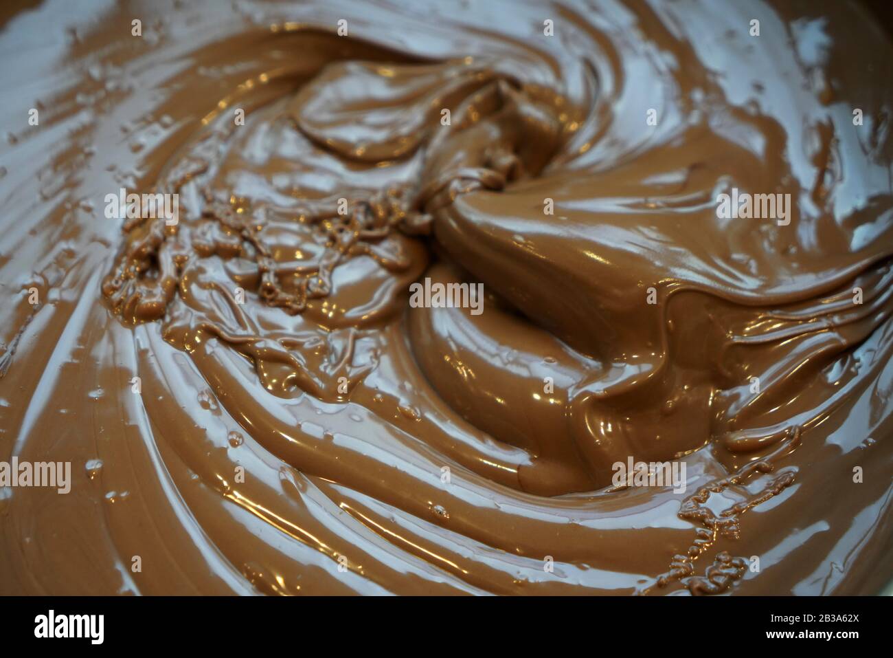 Sfondo con spirale di cioccolato fuso disegnato dall'alto Foto Stock