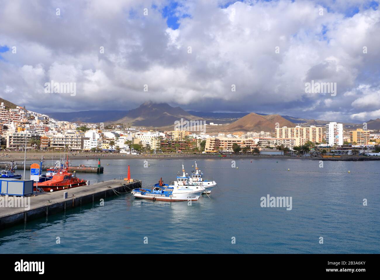 24 gennaio 2020 - Los Cristianos, Tenerife, Spagna: Città e porto della parte meridionale nelle Isole Canarie spagnole Foto Stock