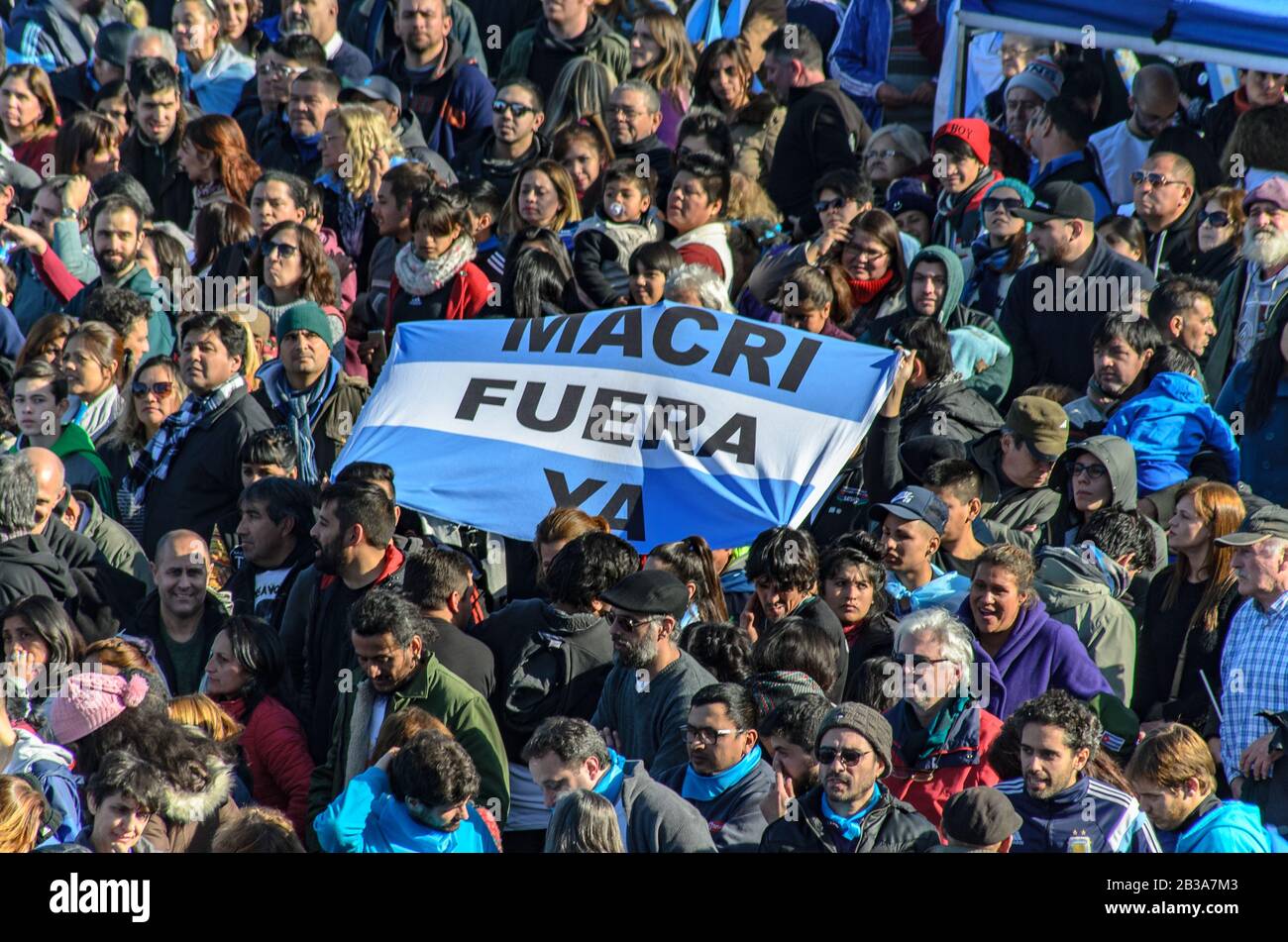 Sarandí, Buenos Aires, Argentina - 23 febbraio 2017: Stadio Fotball completo in atto politico di Cristina Fernández de Kirchner. 'Out Macri ora' è il Foto Stock