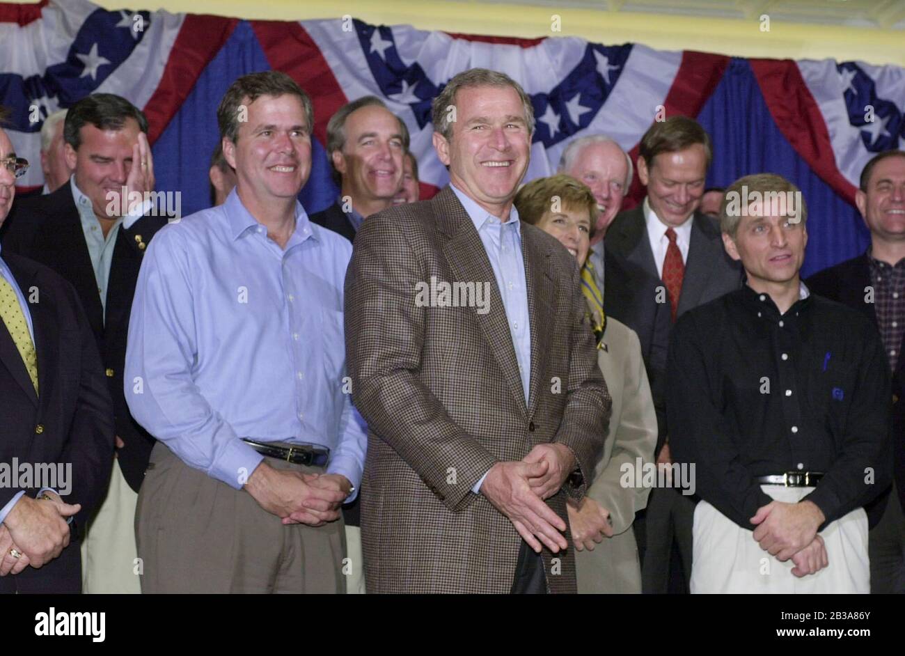 Austin, Texas USA, 23 ottobre 2000: Il governatore repubblicano del Texas e il candidato presidenziale George W. Bush's 'Barnstorm for Reform' tour degli Stati Uniti con 28 governatori repubblicani cacciati domenica pomeriggio ad Austin e si concentrerà sul radicare il sostegno per Bush's Medicare e le riforme della previdenza sociale a livello nazionale nei prossimi tre giorni. ©Bob Daemmrich Foto Stock