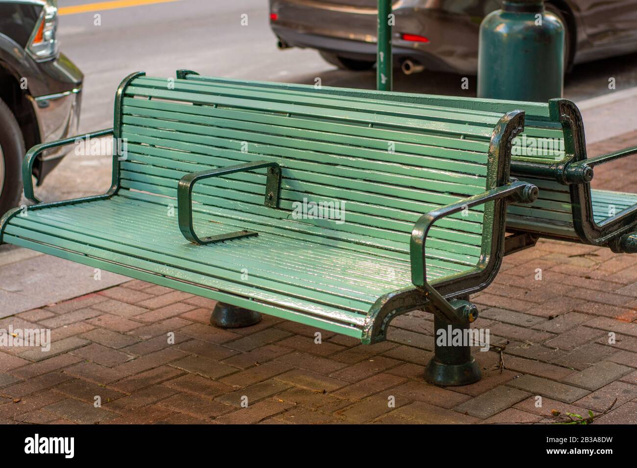 Legno e metallo vintage back to back panchine marciapiede verde lato a Uptown Charlotte, North Carolina. Foto Stock