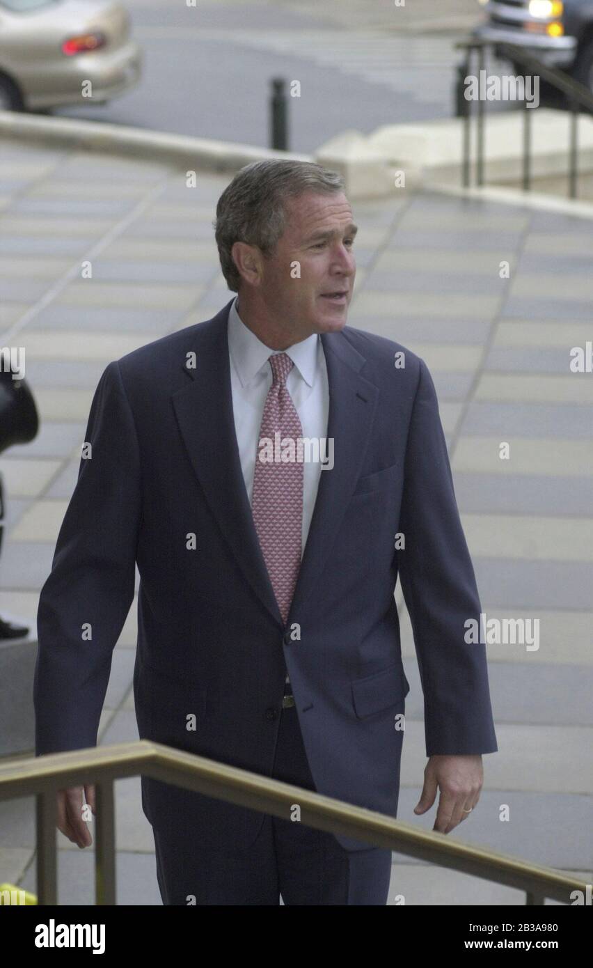 Austin, Texas USA, 11 2000 dicembre: Il governatore del Texas George W. Bush arriva lunedì mattina al Campidoglio dello Stato dopo un fine settimana al suo ranch del Texas mentre attende il verdetto nel caso della Corte Suprema per quanto riguarda i ritorni elettorali della Florida. ©Bob Daemmrich Foto Stock