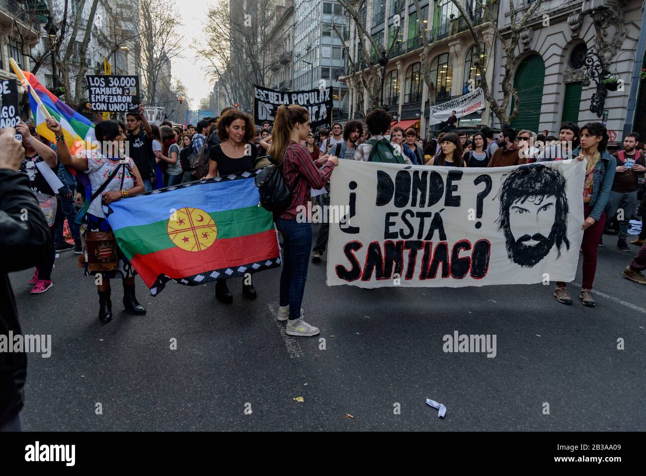 Mobilitazione che chiede giustizia per il primo mese di sparizione forzata seguito dalla morte di Santiago Maldonado Foto Stock