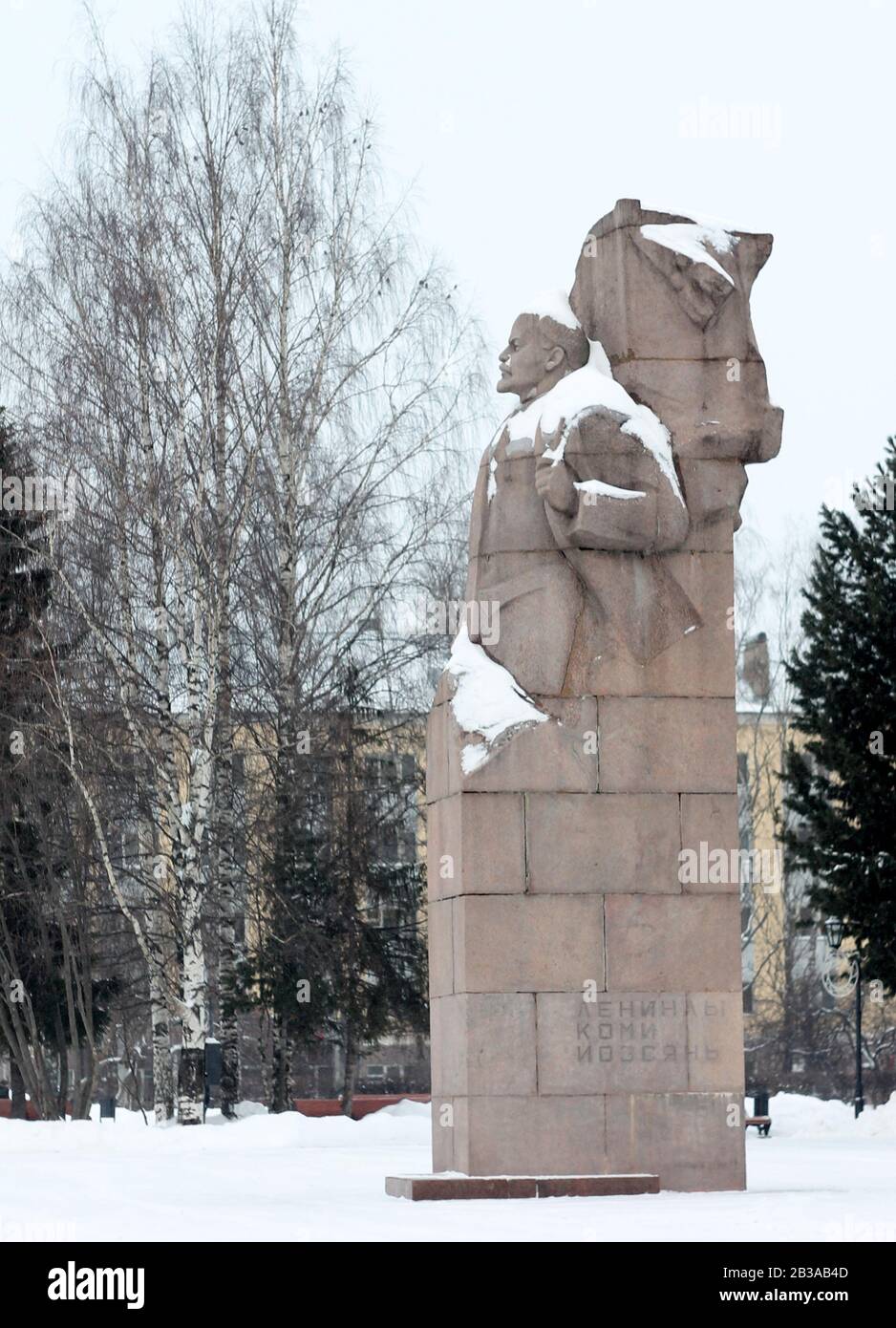 Monumento a Lenin da granito coperto di neve su una strada della città in Russia in inverno. Foto Stock