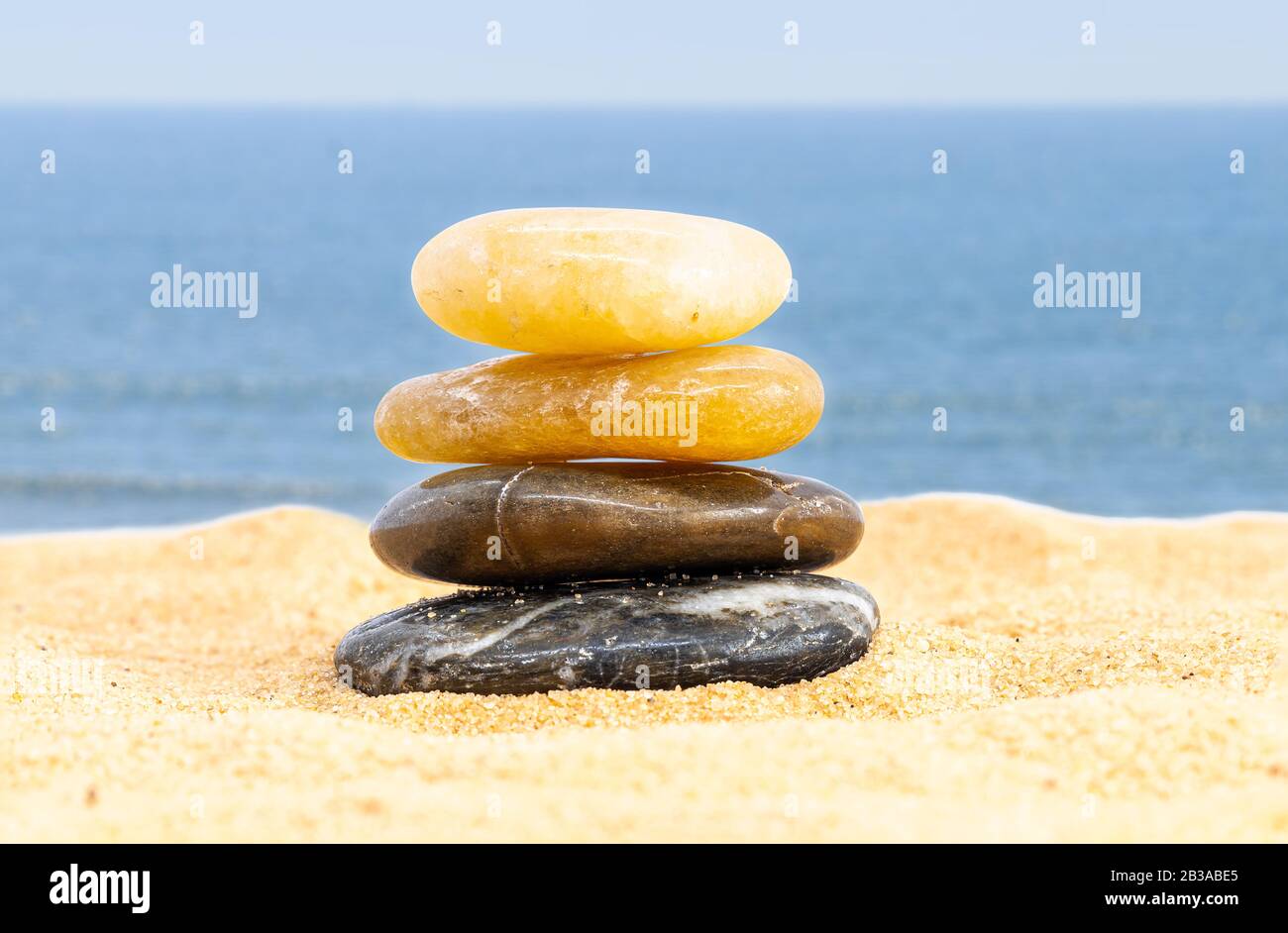 Mucchio di pietre rotonde dal mare sulla spiaggia. Concetto di equilibrio e armonia Foto Stock