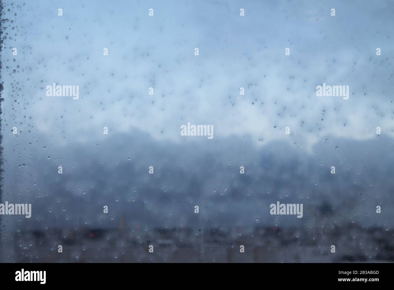 Gocce d'acqua sul vetro dopo la pioggia, foto panoramica. Stock foto per sfondo e sfondo, con spazio vuoto per testo e design Foto Stock