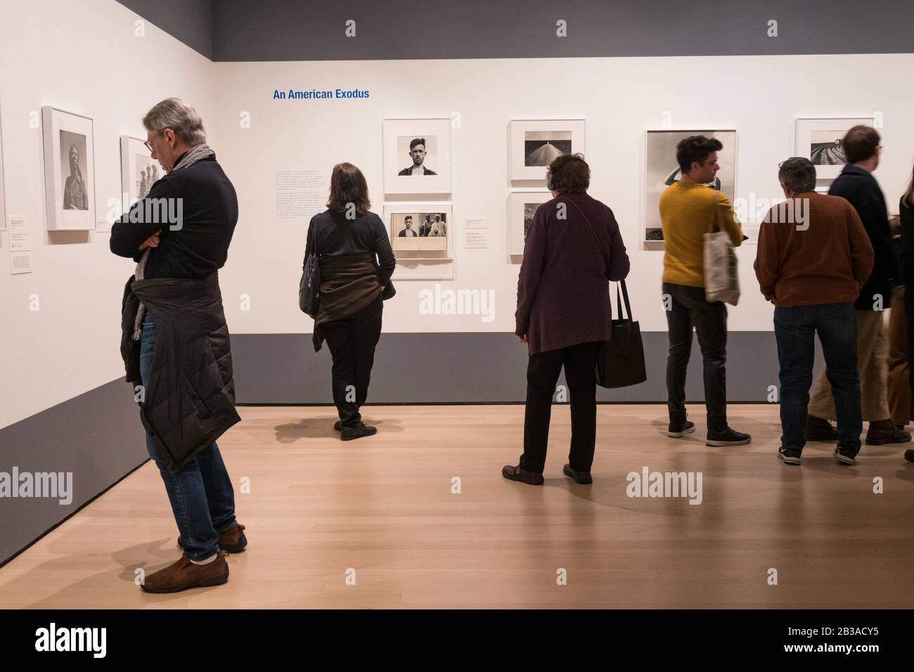 I visitatori Possono Ammirare le opere d'arte al Museum of Modern Art di New York Foto Stock